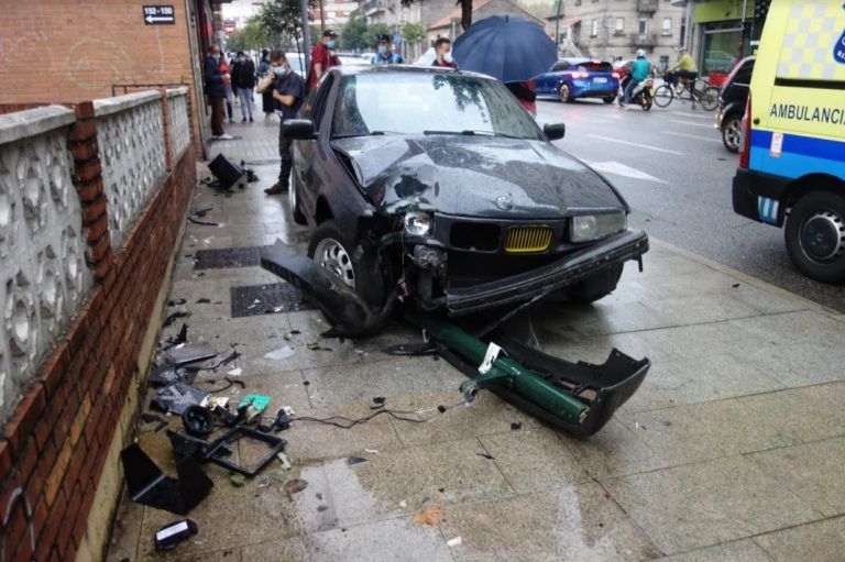 Un joven impacta con su coche contra un semáforo en la Avenida de Castrelos