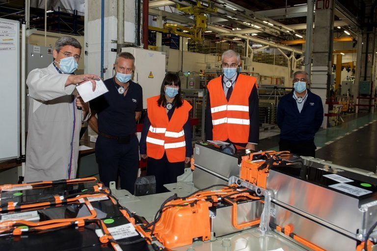 PSA Vigo incorporará un cuarto turno al taller de baterías