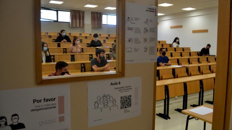 O alumnado da Universidade de Vigo comeza o regreso aos campus seis meses despois do inicio da pandemia