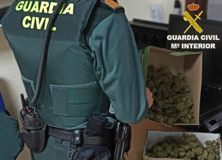 La Guardia Civil detiene a un vecino de Bueu que intenta darse a la fuga con marihuana