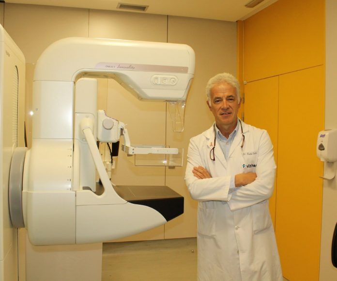 Dr De Castro en el mamógrafo digital de Vithas Vigo-min