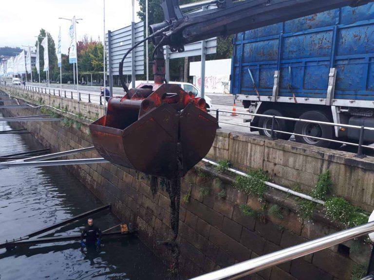 El Puerto de Vigo retira más de 9 toneladas de residuos del fondo de la dársena de Julio Verne