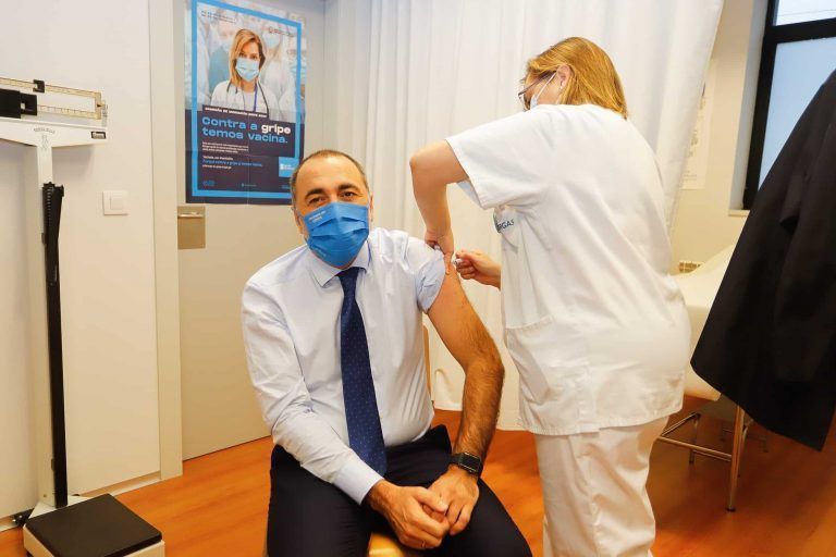 La campaña de la gripe arranca con la vacunación del personal sanitario, que en el área de Vigo asciende a 7.000 profesionales