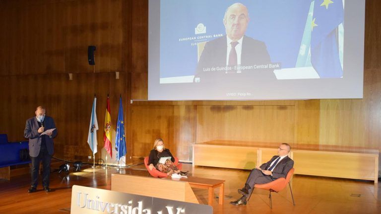 Luis de Guindos alerta da “enorme incerteza” que presenta o panorama económico tras a crise da covid-19