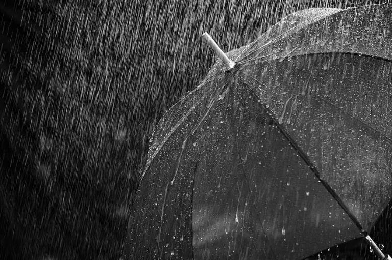 La lluvia marca el arranque de la Semana Santa en Vigo tras un breve respiro dominical