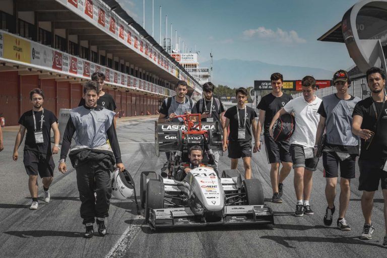O equipo da UVigo vanza na fabricación do UM21 que o vindeiro ano competirá nas probas de Formula Student de Alemaña e España