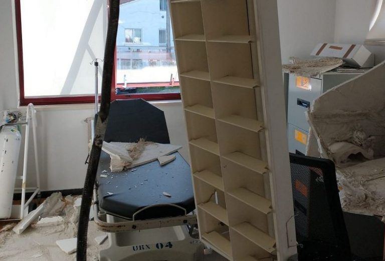 A CIG denuncia a caída do falso teito da sala Covid do centro de saúde de A Guarda