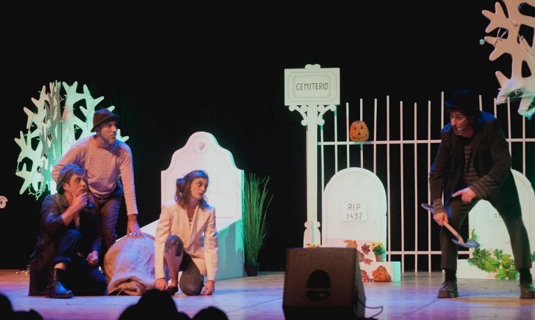 Los escolares podrán ver en directo desde su aula la obra teatral A festa continúa. Historias de ultratumba
