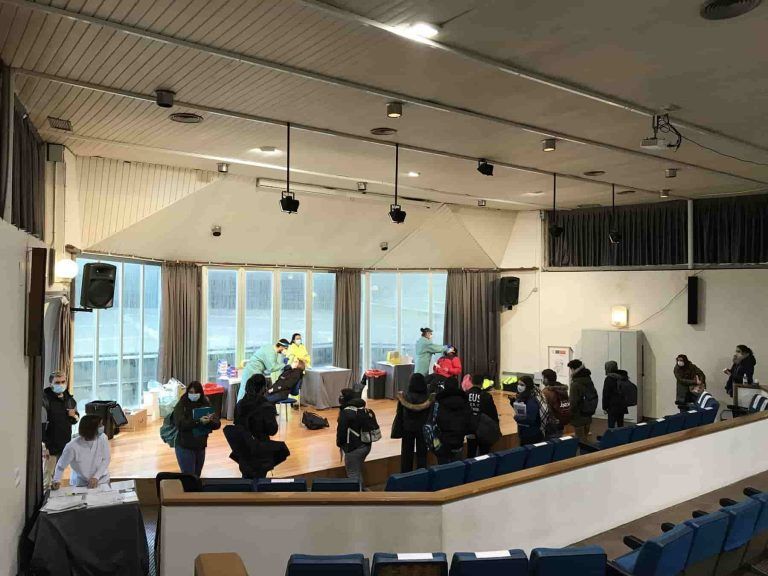 Estudiantes y trabajadores del CIFP Manuel Antonio participan en un cribado voluntario para detectar asintomáticos