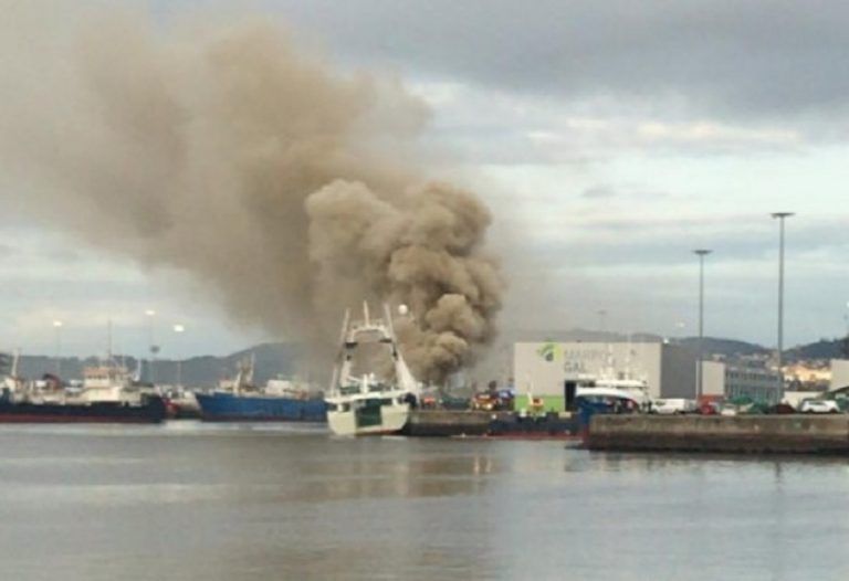 Los equipos de extinción logran sofocar el incendio del barco atracado en el Puerto de Bouzas