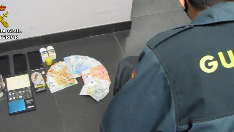 Detenido por vender drogas en una vivienda de Ponteareas en la que residía como ‘okupa’