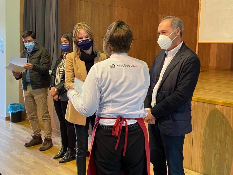Fernández-Tapias anima al alumnado del taller ‘Río Pequeno’ a formarse en la búsqueda de un empleo de calidad