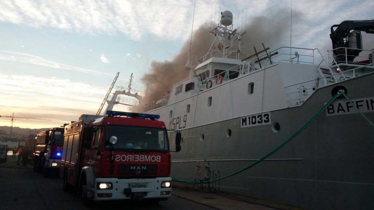 Policía Local y Bomberos intervinieron en el incendio del barco pesquero en Bouzas
