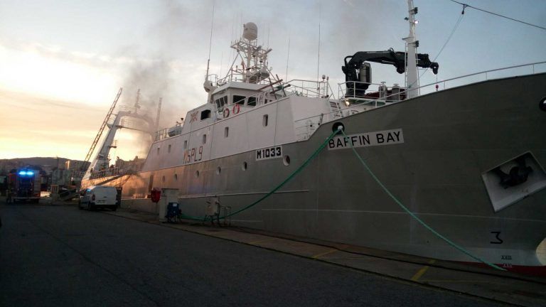 Despliegan redes anticontaminación ante la amenaza de hundimiento del barco incendiado en Bouzas