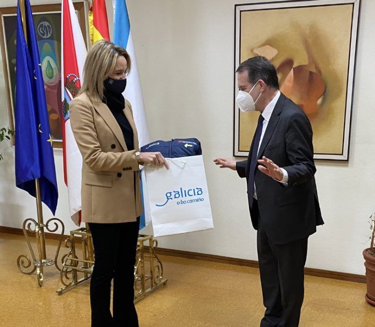 Una foto para la historia: Caballero y Fernández-Tapias escenifican la primera reunión del alcalde con un delegado de la Xunta en Vigo