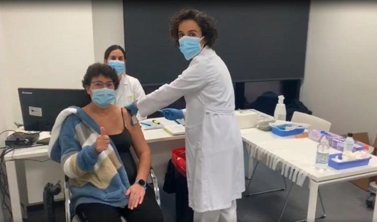 Más de un millar de profesionales del área sanitaria de Vigo se vacunarán hoy frente al Covid