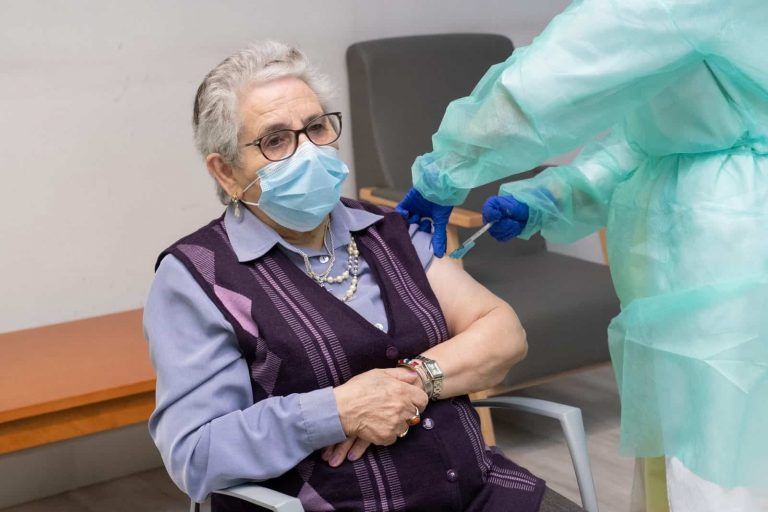 Galicia ya vacunó contra la covid-19 al 87% de las personas mayores de 80 años