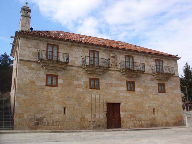 Alfonso Rueda visita el Pazo de Mos donde la Xunta colaboró en el acondicionamiento eléctrico del inmueble y de su albergue de peregrinos