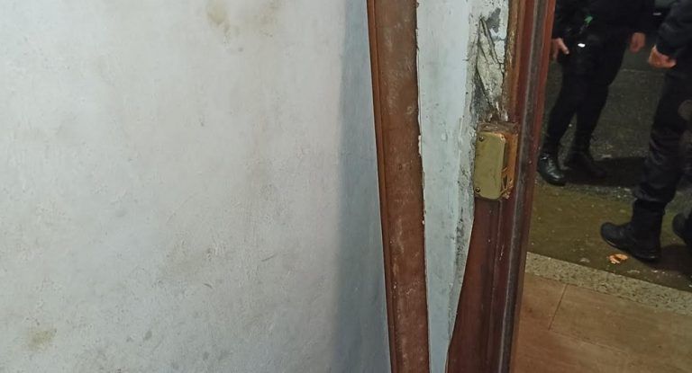 Detenidos dos jóvenes en la calle Puerto Rico tras reventar la puerta de un inmueble y ser localizados en su interior