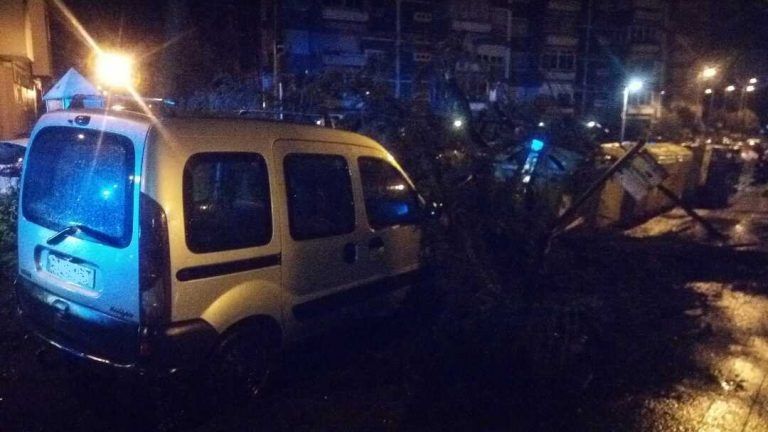 Las fuertes rachas de viento en la noche de ayer causan numerosas incidencias en Vigo