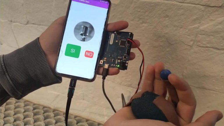 Estudantes da UVigo desenvolven un prototipo destinado a persoas con parálise cerebral inspirado no de Stephen Hawking