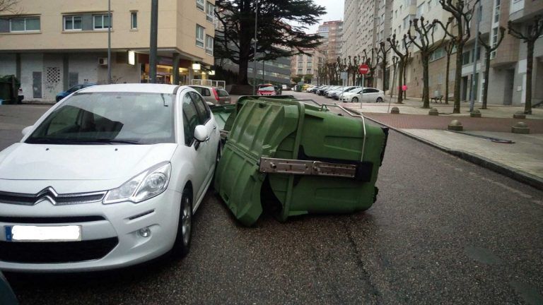 El temporal deja en Vigo árboles y vallas caídas y contenedores desplazados
