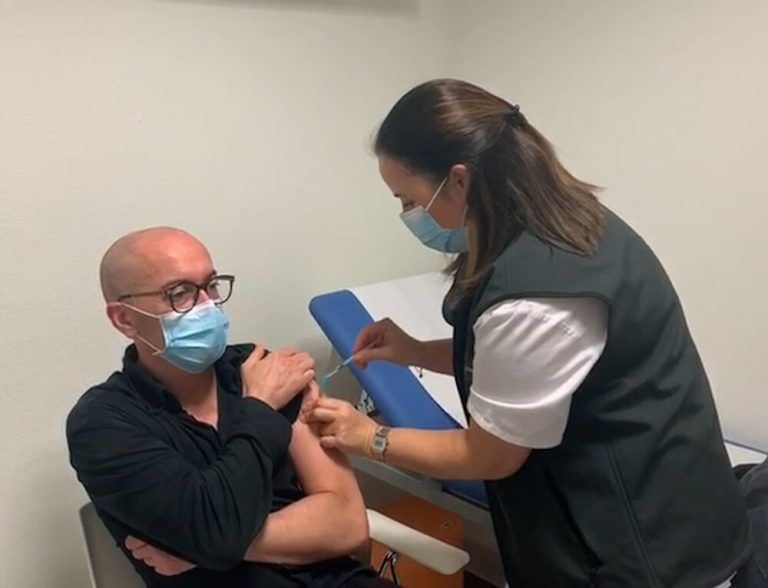 Más de mil profesionales del área sanitaria de Vigo reciben hoy la 2ª dosis de la vacuna frente al Covid