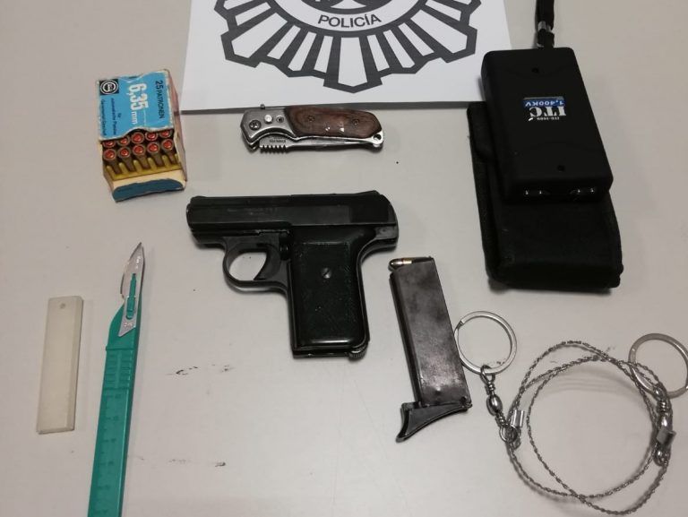 Detienen en Vigo a un varón que portaba una pistola, una táser, un collar estrangulador y una navaja
