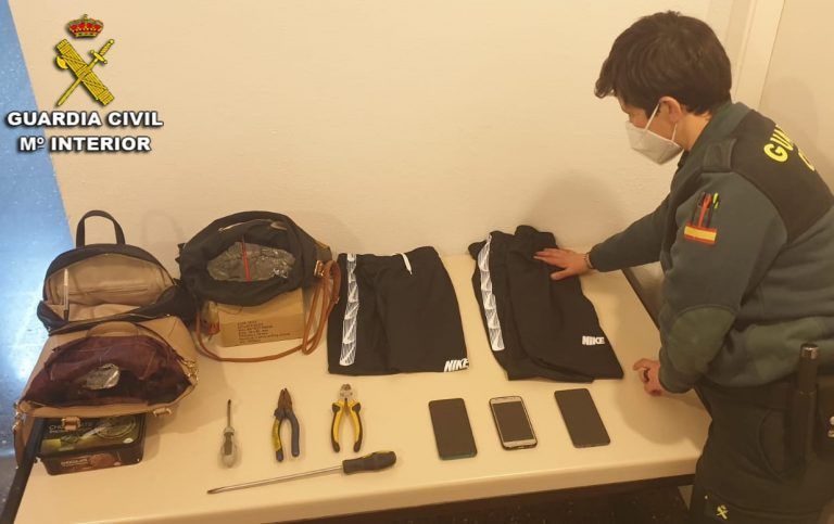 Detienen ‘in fraganti’ a cuatro personas que estaban robando en un centro comercial de Tui