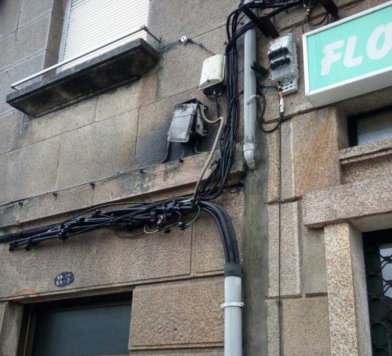 Bomberos intervienen en un cuadro eléctrico en llamas en la Avenida de Castrelos