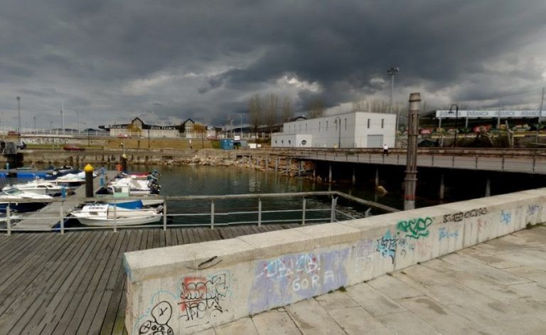 Unos jóvenes rescatan a un hombre que cayó al mar en el paseo de Bouzas