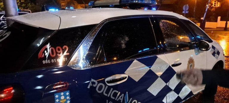 Los manifestantes a favor de Pablo Hasél rompen lunas y ventanillas de algunos vehículos policiales de Vigo