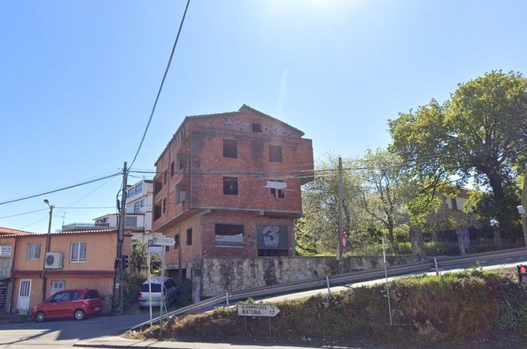 El Concello inicia el derribo de una edificación en Coruxo