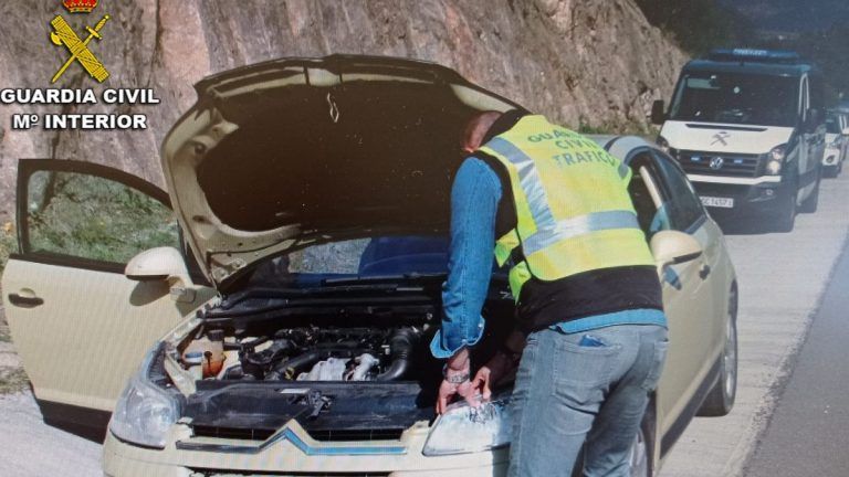 Investigan a un vecino de Moaña por conducir sin carné y con una pegatina falsa de la ITV