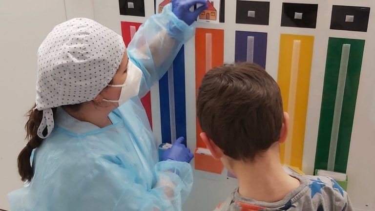 El Hospital Vithas Vigo ilumina su edificio de azul para conmemorar el Día Mundial de los Trastornos del Espectro Autista