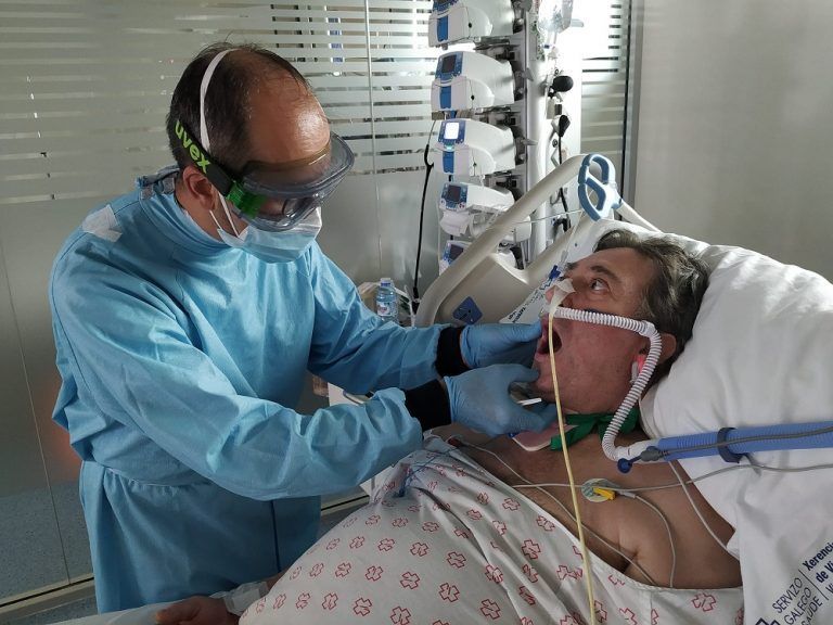 Os logopedas do Álvaro Cunqueiro atenderon unha trintena de pacientes con Covid19 nas unidades de críticos