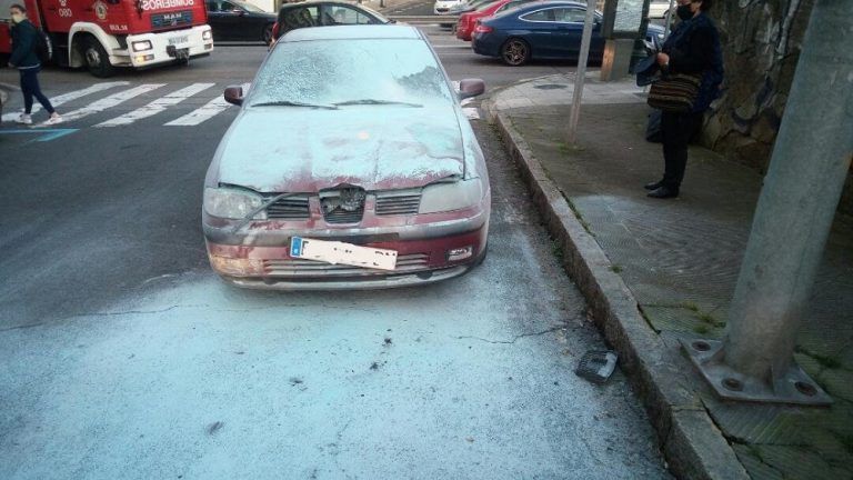 La Policía Local de Vigo ayuda a sofocar las llamas de un coche que circulaba por la calle Gran Vía