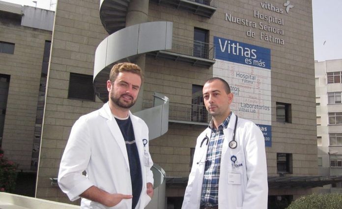210430 Brais Castro e Iago Martínez ante el Hospital Vithas Vigo-min