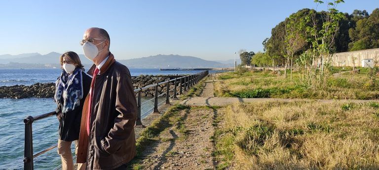 El Puerto de Vigo defiende la urgencia de arreglar los desperfectos del paseo de O Salgueirón, en Cangas, por la seguridad de los vecinos