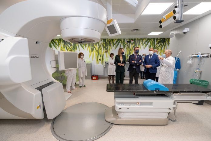 O titular do Goberno galego visita as unidades de Radioterapia e de Medicina Nuclear do hospital Meixoeiro