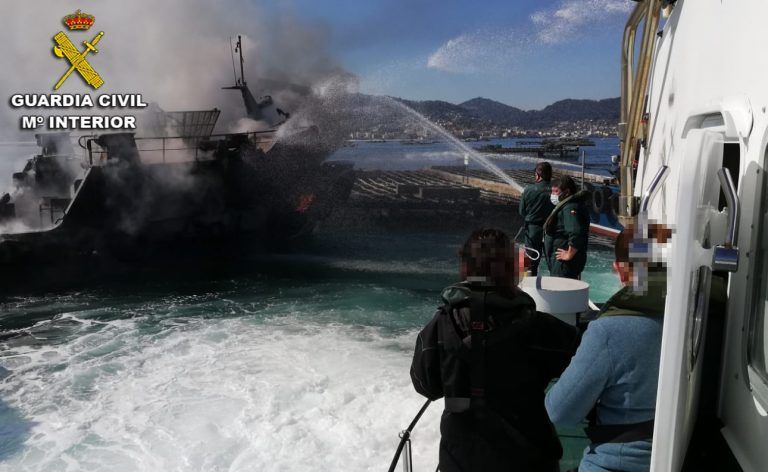 Arde un barco en una zona de bateas en Bueu