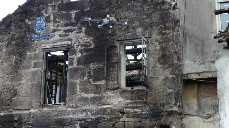 La Policía Nacional investiga con drones las causas de un incendio en una vivienda de Pontevedra