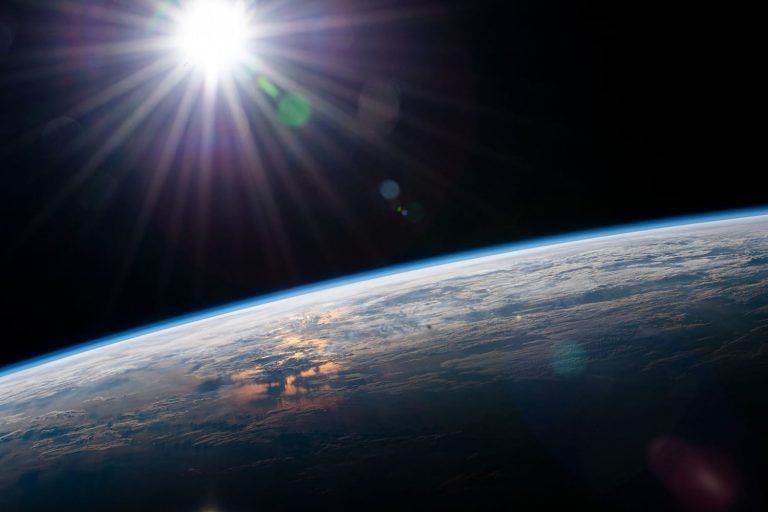 A estratosfera terrestre contráese a un ritmo de máis de 100 metros por década desde 1980 debido ás emisións de gases de efecto invernadoiro