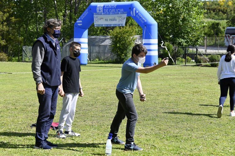 Lete Lasa participa en una actividad de bolos, billar y llave en el CEIP Sobreira de Valadares donde anuncia la constitución de la nueva Federación Gallega de Deportes Autóctonos