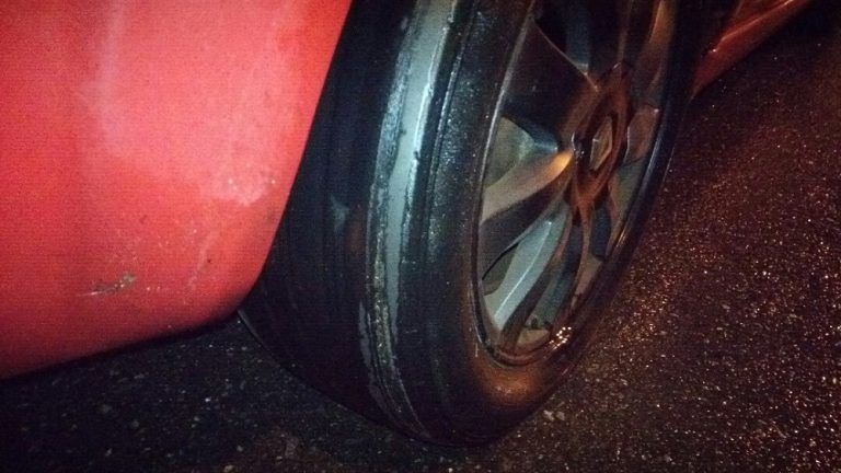 Interceptado e inmovilizado un vehículo en la calle Sanjurjo Badía por circular con los neumáticos en mal estado