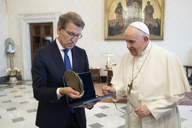 Feijóo traslada al Papa Francisco la invitación del pueblo gallego a que peregrine a Santiago en este año santo 21-22