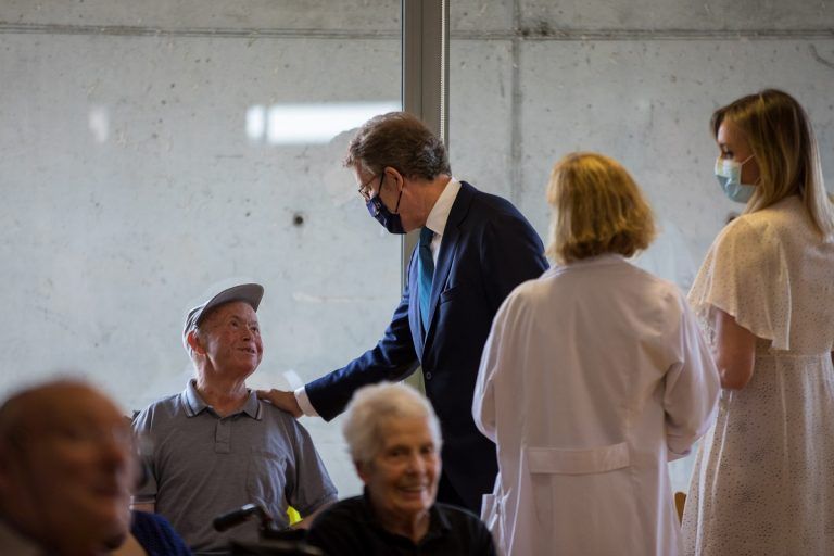 Feijóo avanza la decisión del comité clínico de la vuelta a la normalidad en las residencias de mayores y centros de día manteniendo «un extra de precauciones»