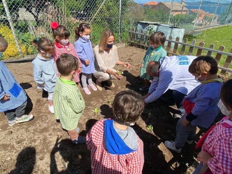 Escolares de veinte centros del área de Vigo aprenden a sembrar frutas y hortalizas con los carritos de cultivos de la Xunta