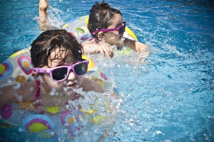 piscina niñas