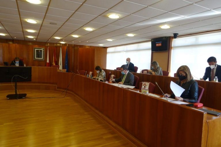 O Pleno aprobou sen ningún voto en contra a modificación orzamentaria para a liquidación dos aparcadoiros de Jenaro de la Fuente e Castelao